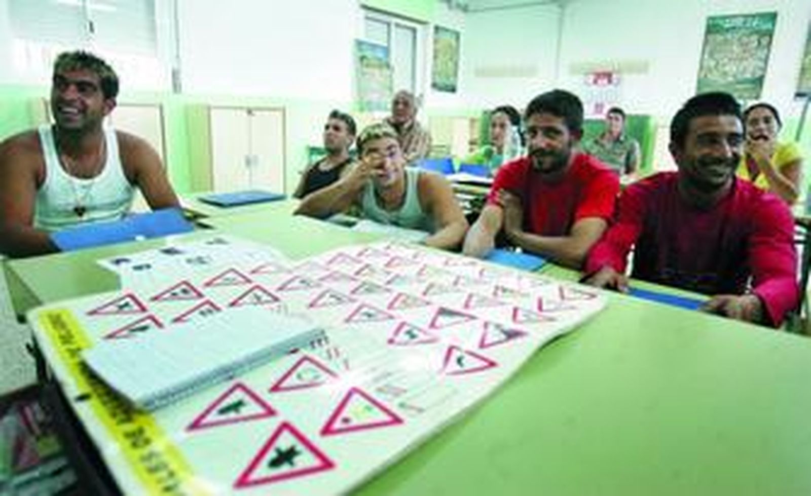 Algunos de los gitanos de Los Asperones que hoy se presentarán al examen de Tráfico, ayer, en la última clase de repaso.