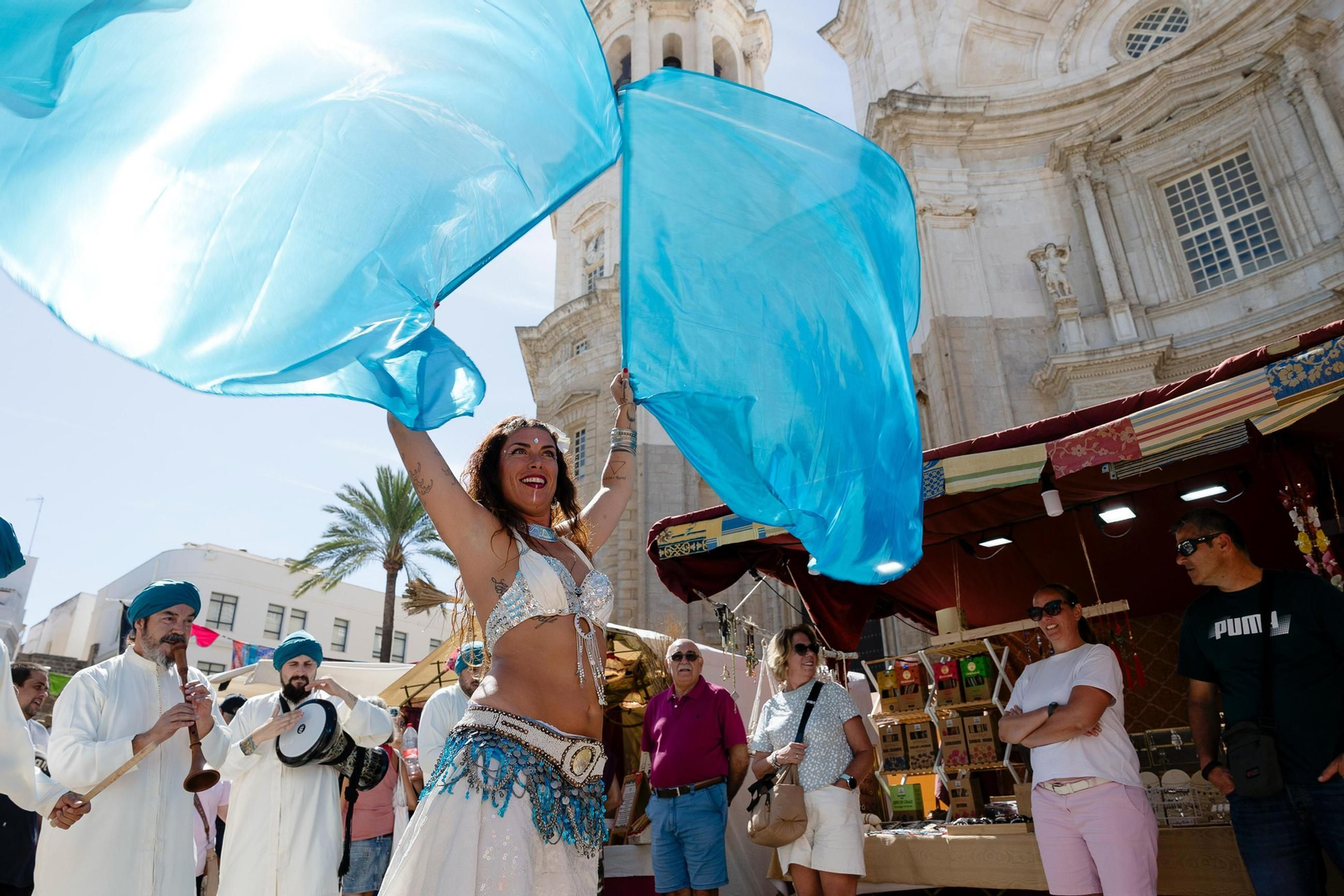 La danzarina del vientre y la banda de músicos arabigo andalusíes que participaron esta mañana en el pasacalles.