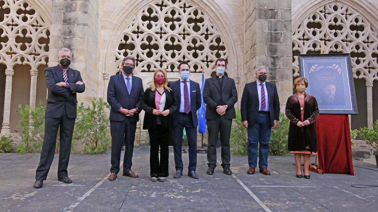 Foto de familia del acto de la inauguración de la exposición cofrade.