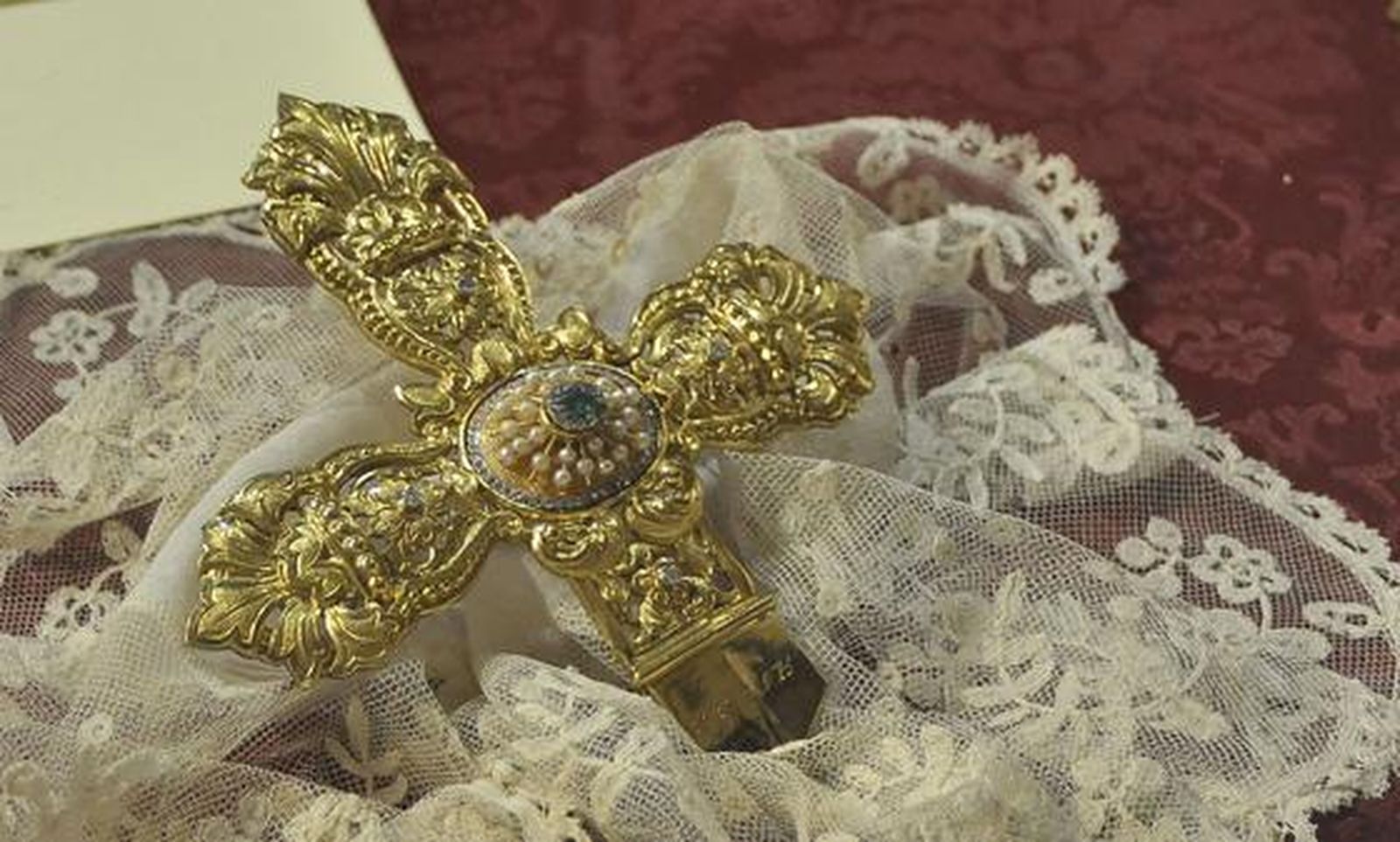 Restauración del manto de la Virgen de Loreto de San Isidoro