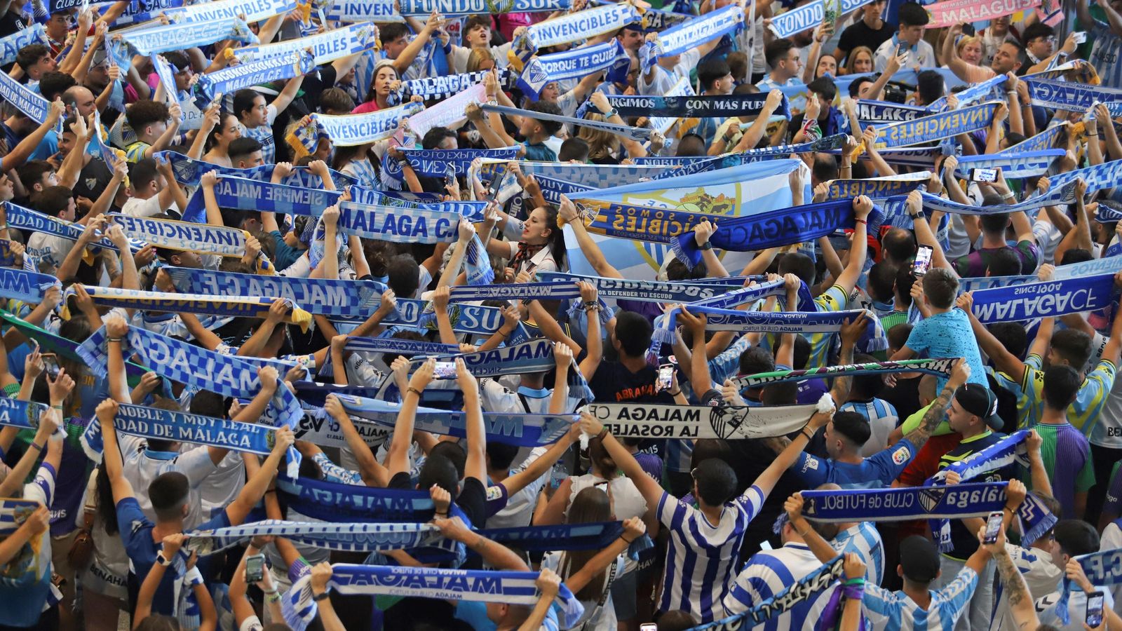 Las fotos de la afición despidiendo al Málaga en el aeropuerto antes de ir a Tarragona
