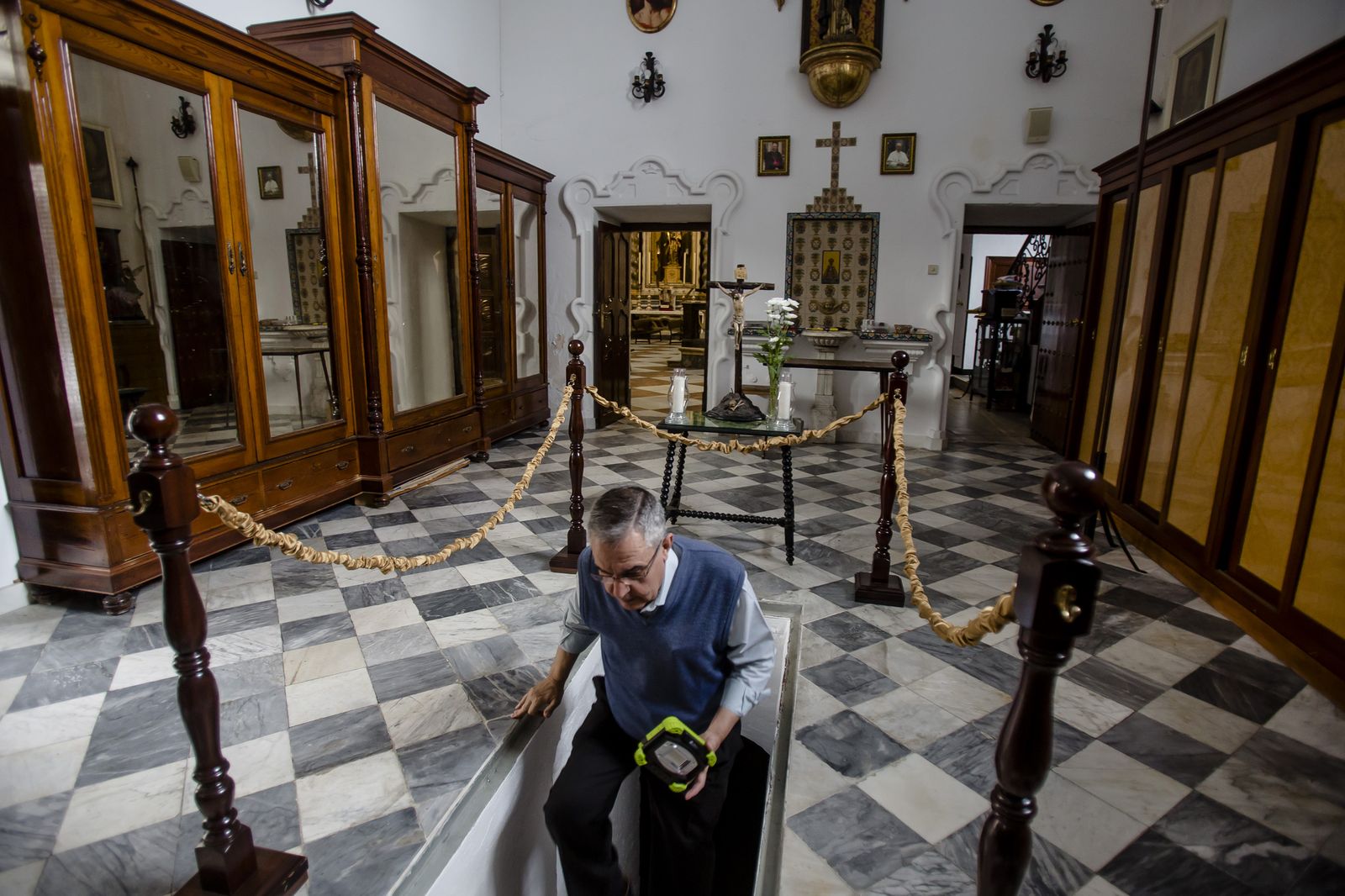Pascual Saturio accede a la cripta del convento de Santo Domingo.
