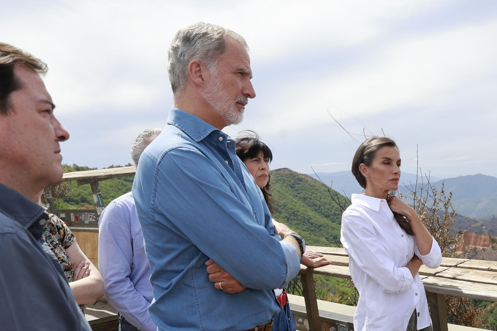 Las fotos de la visita de los Reyes a las zonas afectadas por los incendios en Sanabria y Las Médulas