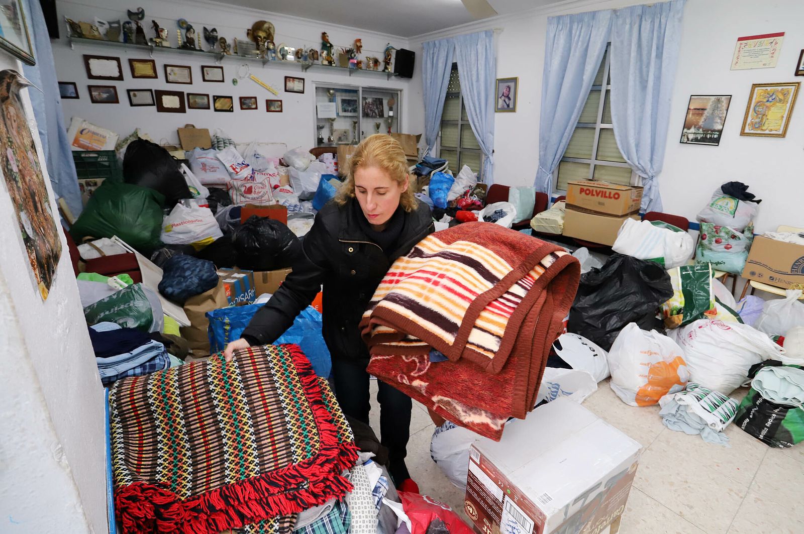 Imágenes de la colecta solidaria para la familia afectada por el incendio en la Hispanidad