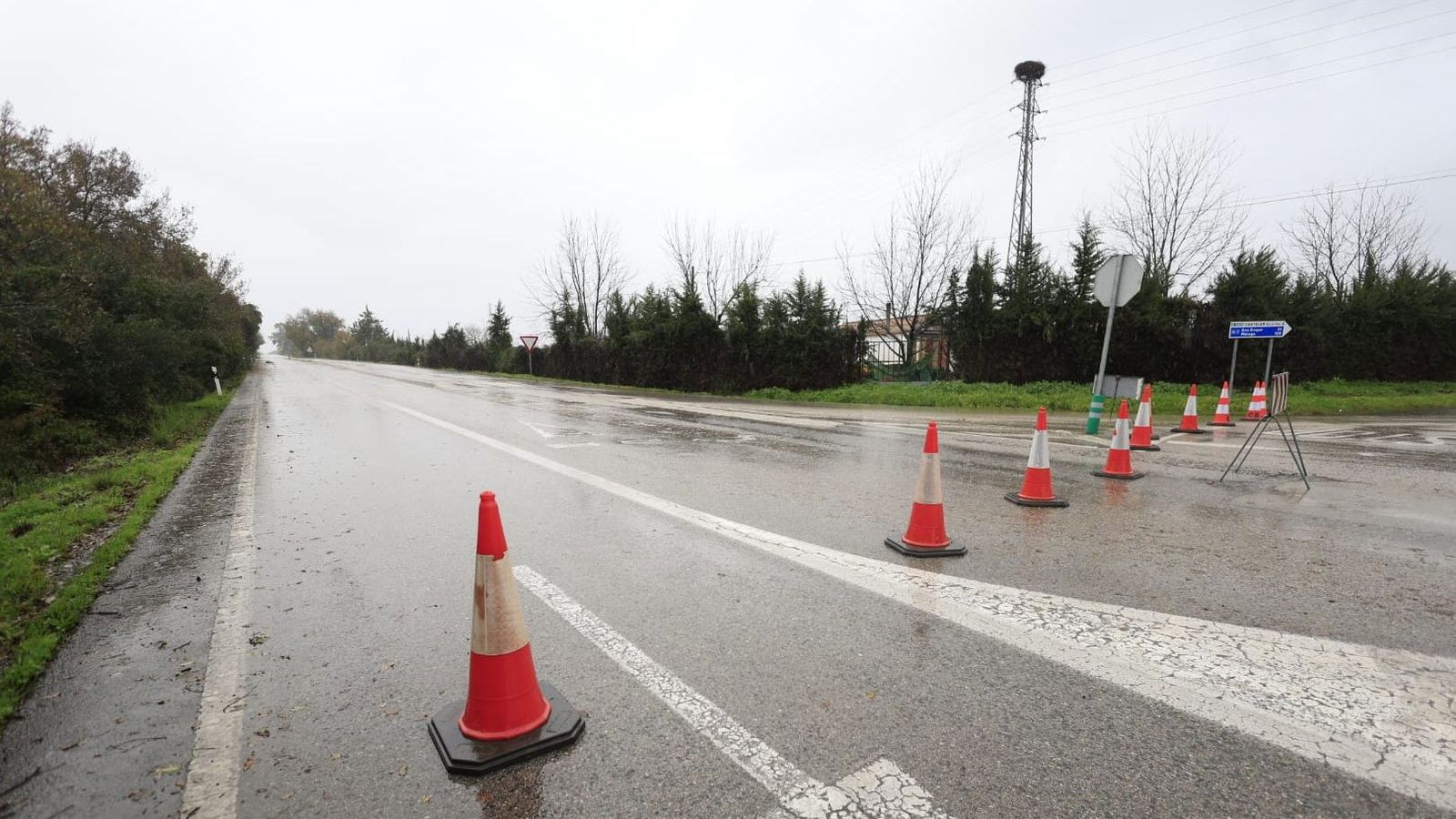 La A-405 en dirección a Jimena, cortada al tráfico en su intersección con la A-2100, también cortada