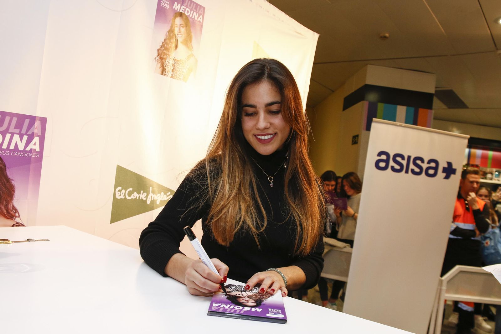 Imágenes de la firma de discos de Julia Medina de 'OT' en Granada