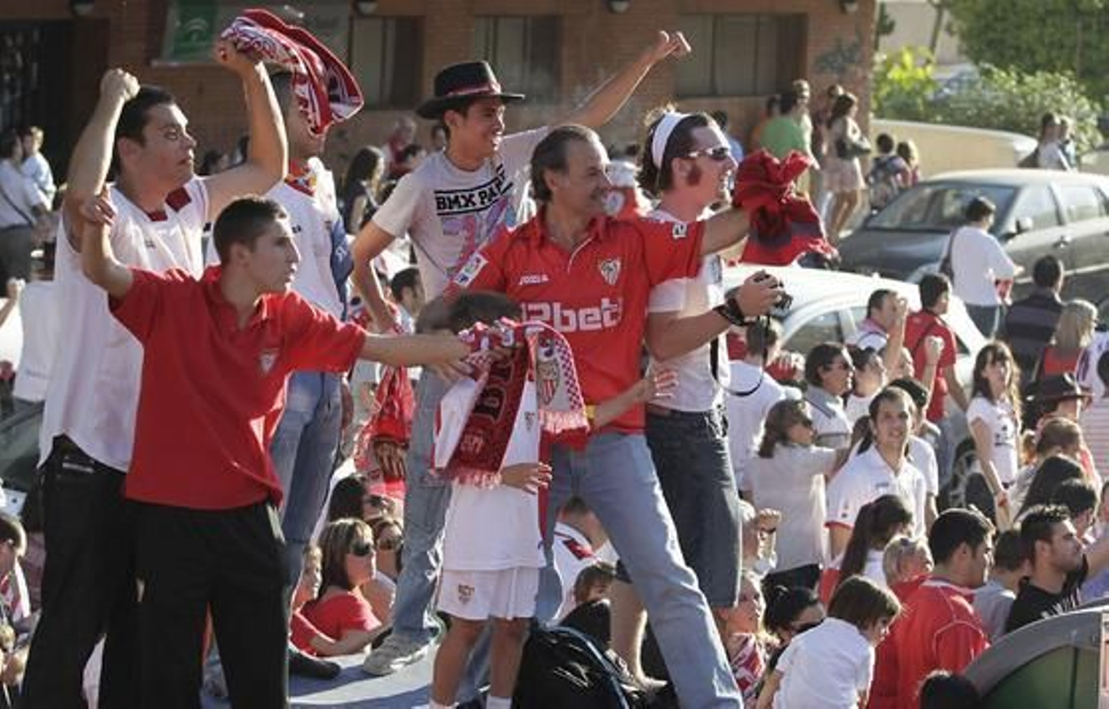 El Sevilla recorre la ciudad para festejar con sus aficionados el título de la Copa del Rey.

Foto: Antonio Pizarro
