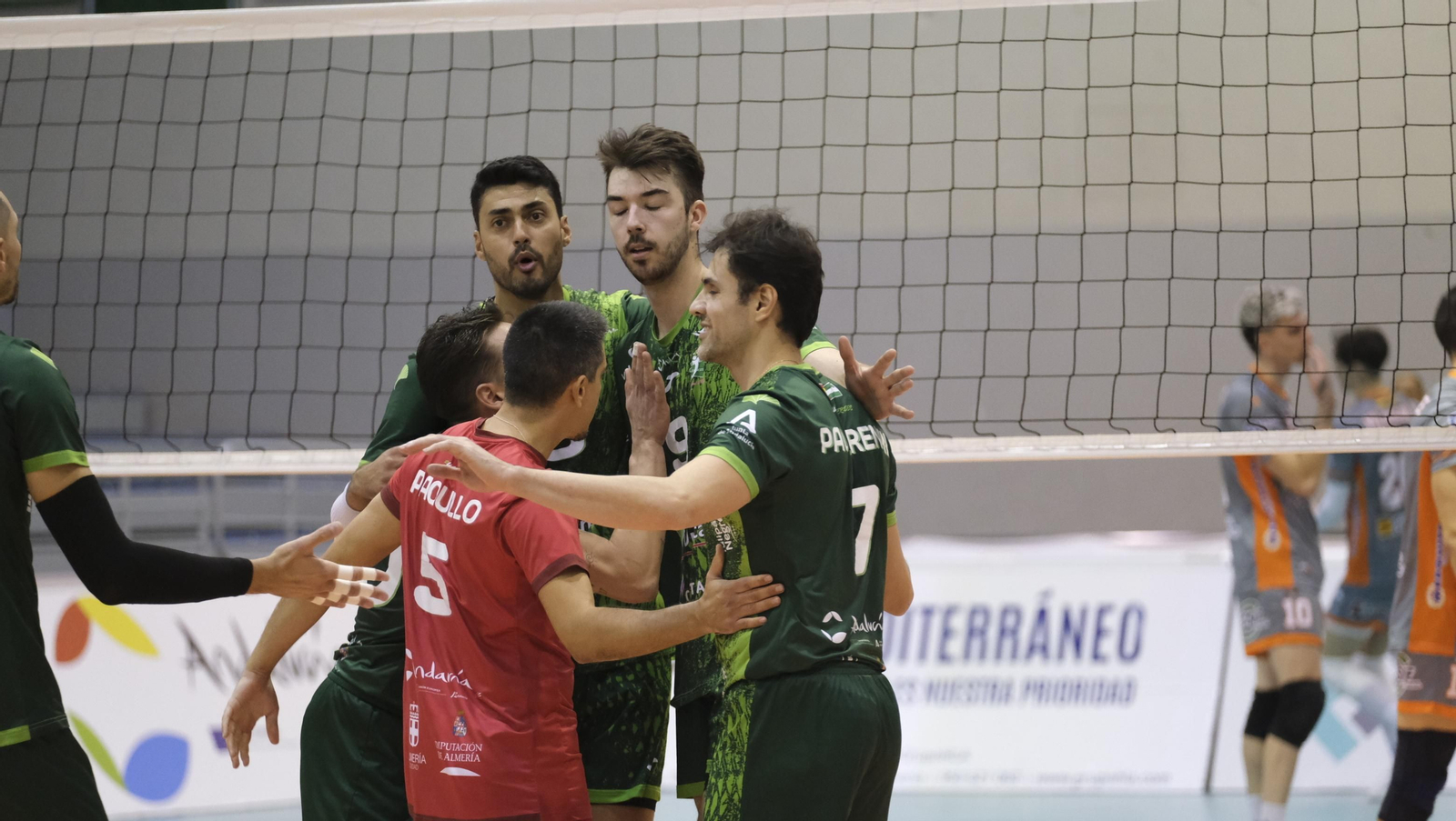 Los jugadores ahorradores celebran uno de los puntos contra Teruel, el rival en cuartos de la Copa.