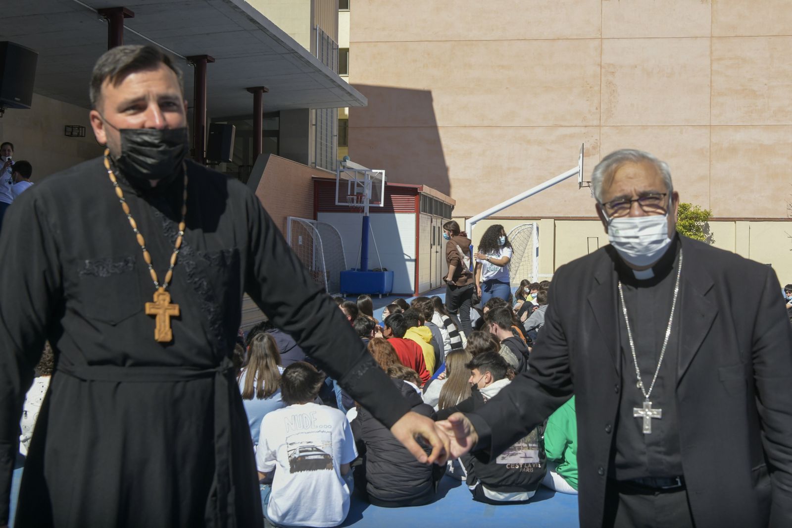 El arzobispo de Granada, Javier Martínez, y el sacerdote ortodoxo ucraniano Mihail Ustimenco, se dan la mano en el rezo para pedir la paz entre Ucrania y Rusia