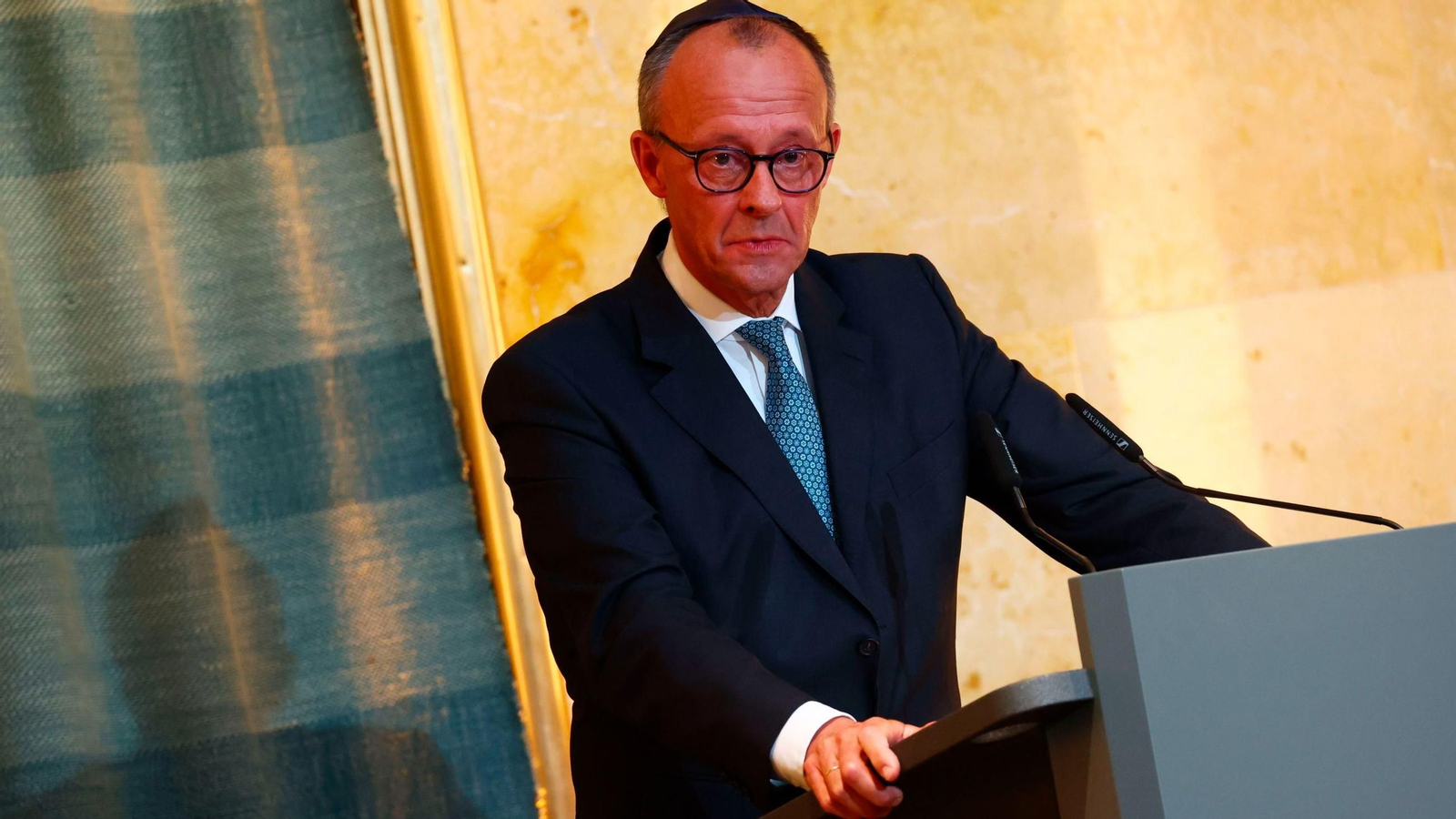El canciller alemán Friedrich Merz, en una sinagoda en Muchich.
