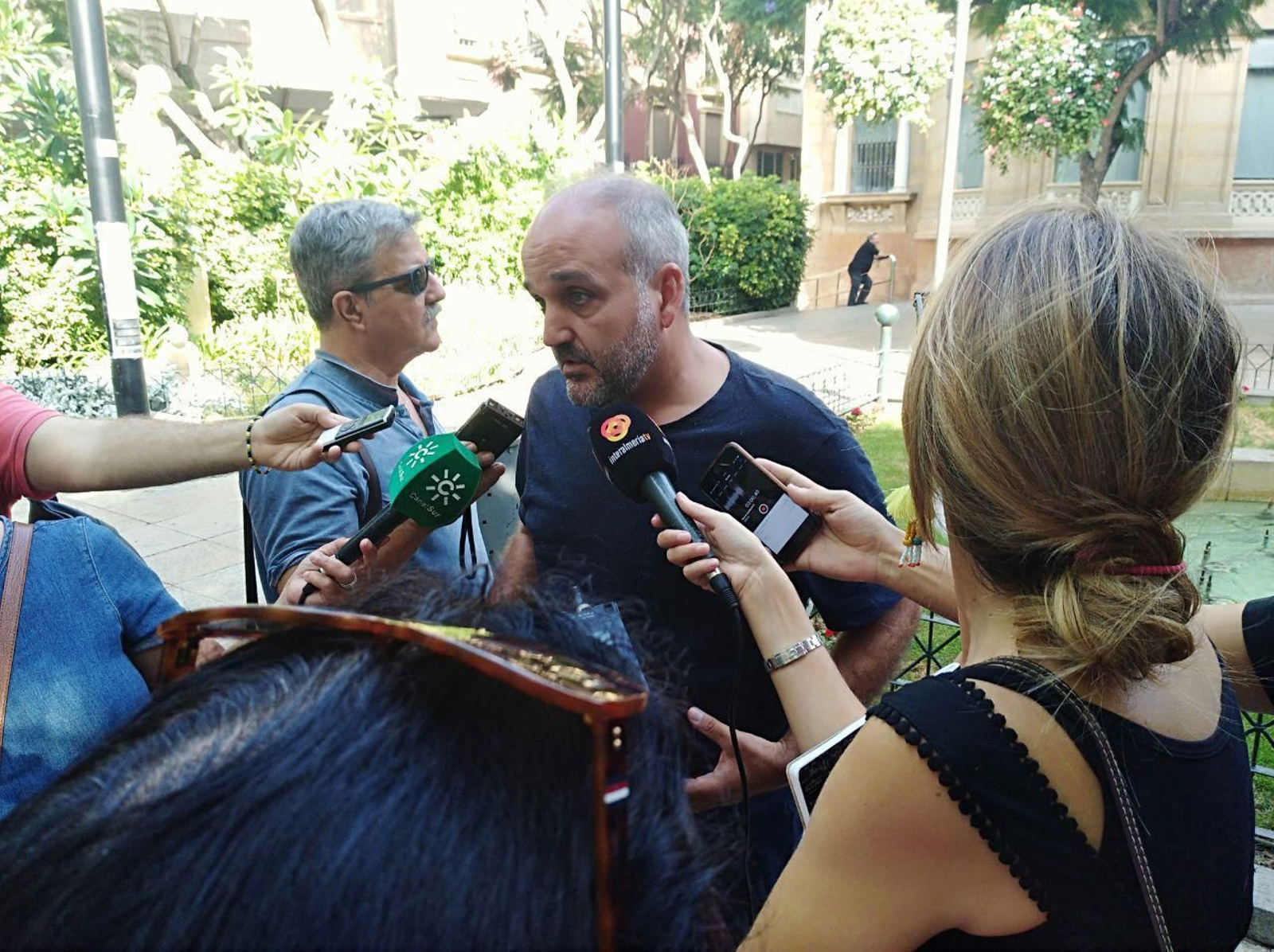 Jesús de Manuel, frente al edificio de Banesto en la Plaza del Educador de la capital almeriense.