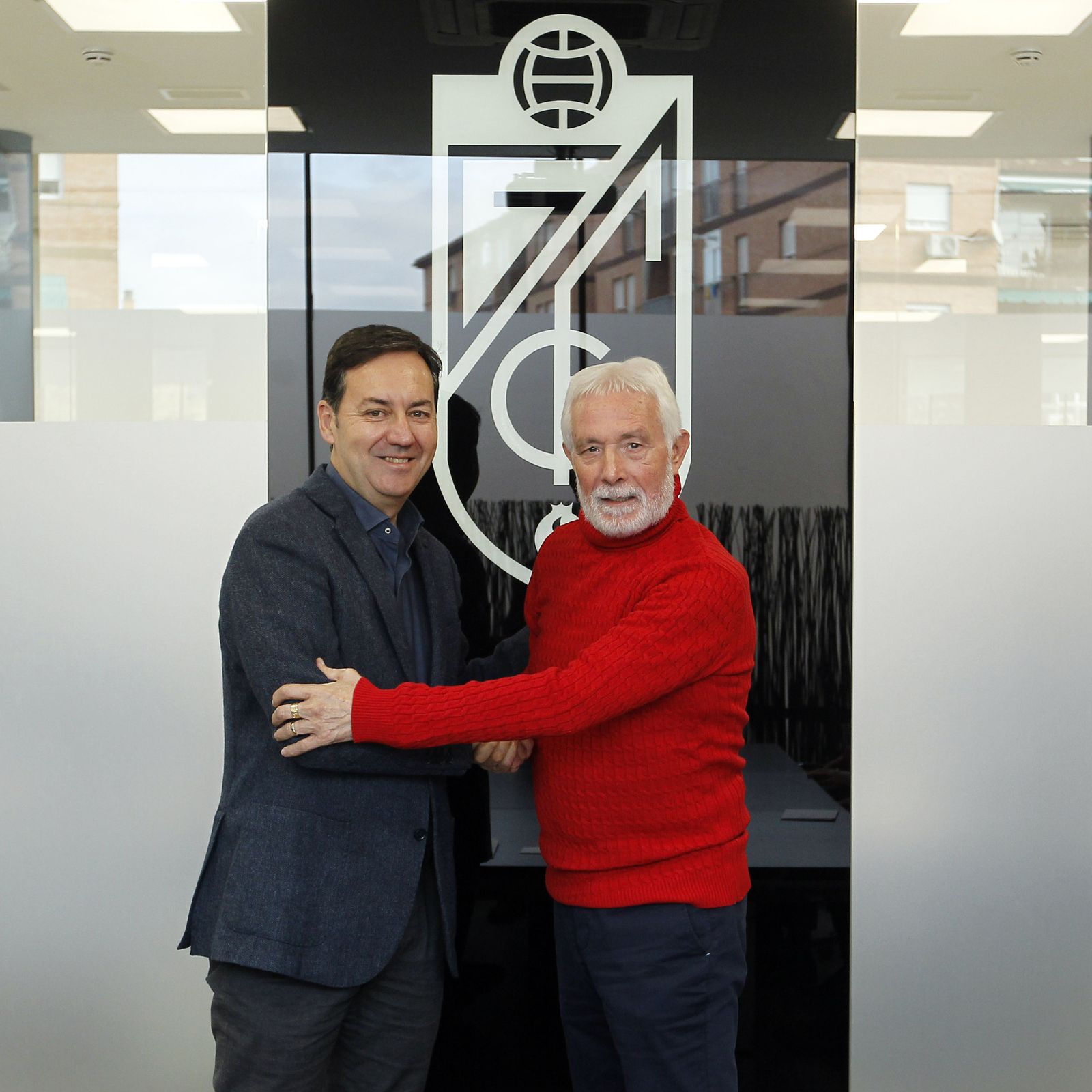 Saludo entre Antonio Fernández Monterrubio (i) y Rafa Lelo