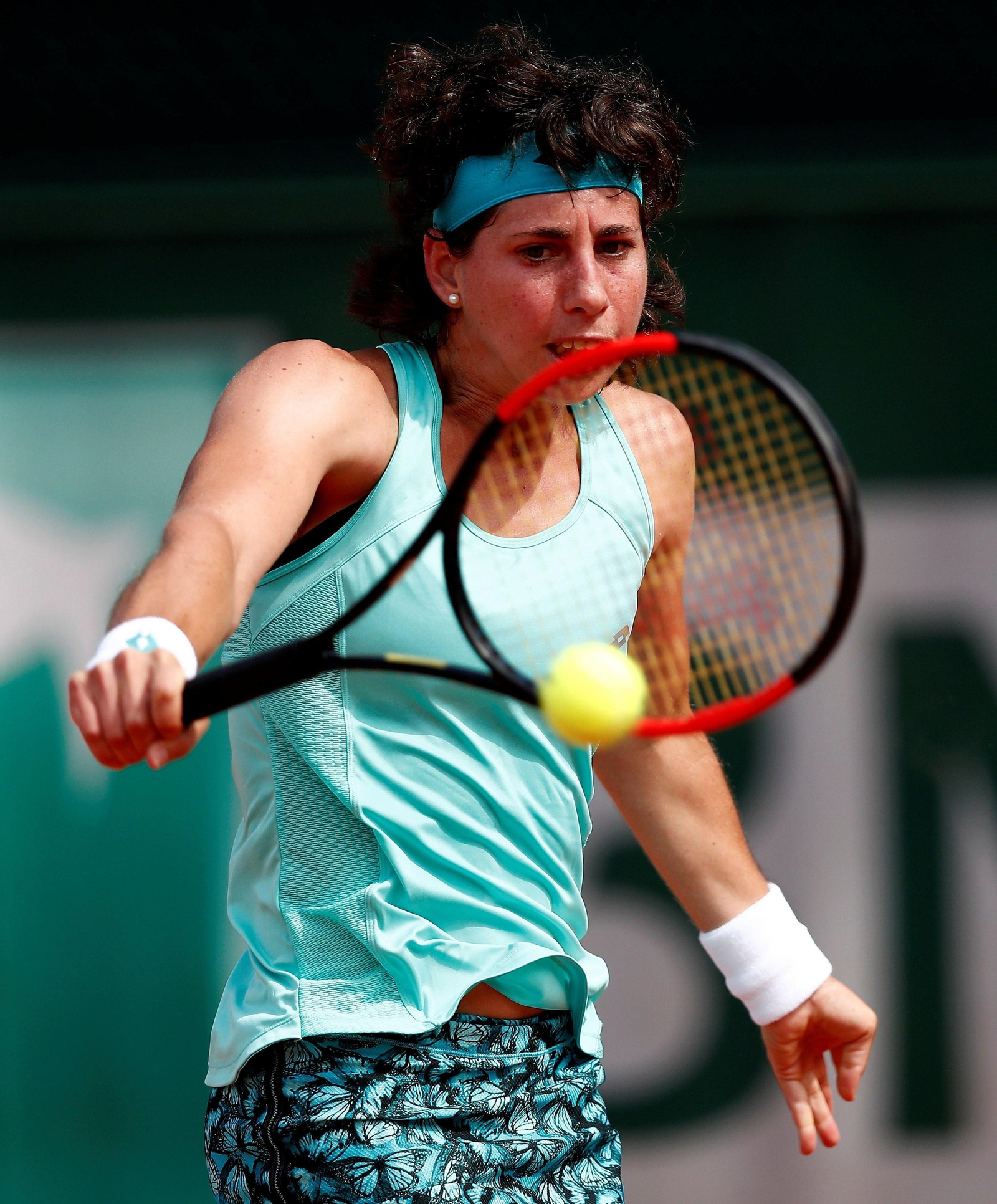 Rafa Nadal responde al italiano Simone Bolelli con un 'drive' durante el choque de la primera ronda de Roland Garros.