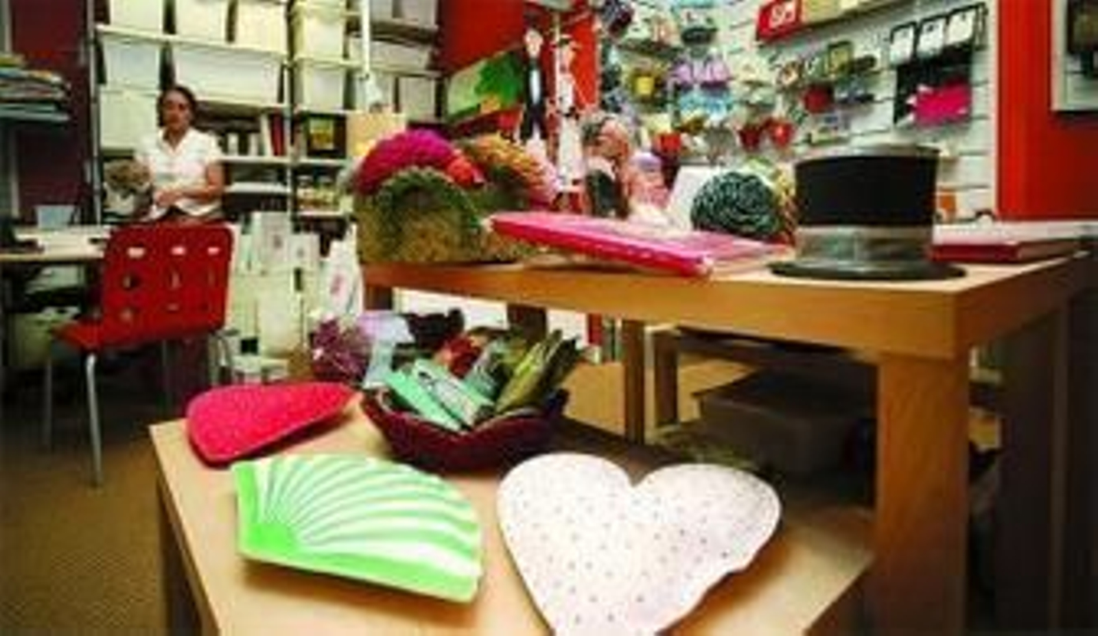 Marisa Jiménez muestra el CD que ella y su marido regalaron a los invitados que asistieron a su boda.