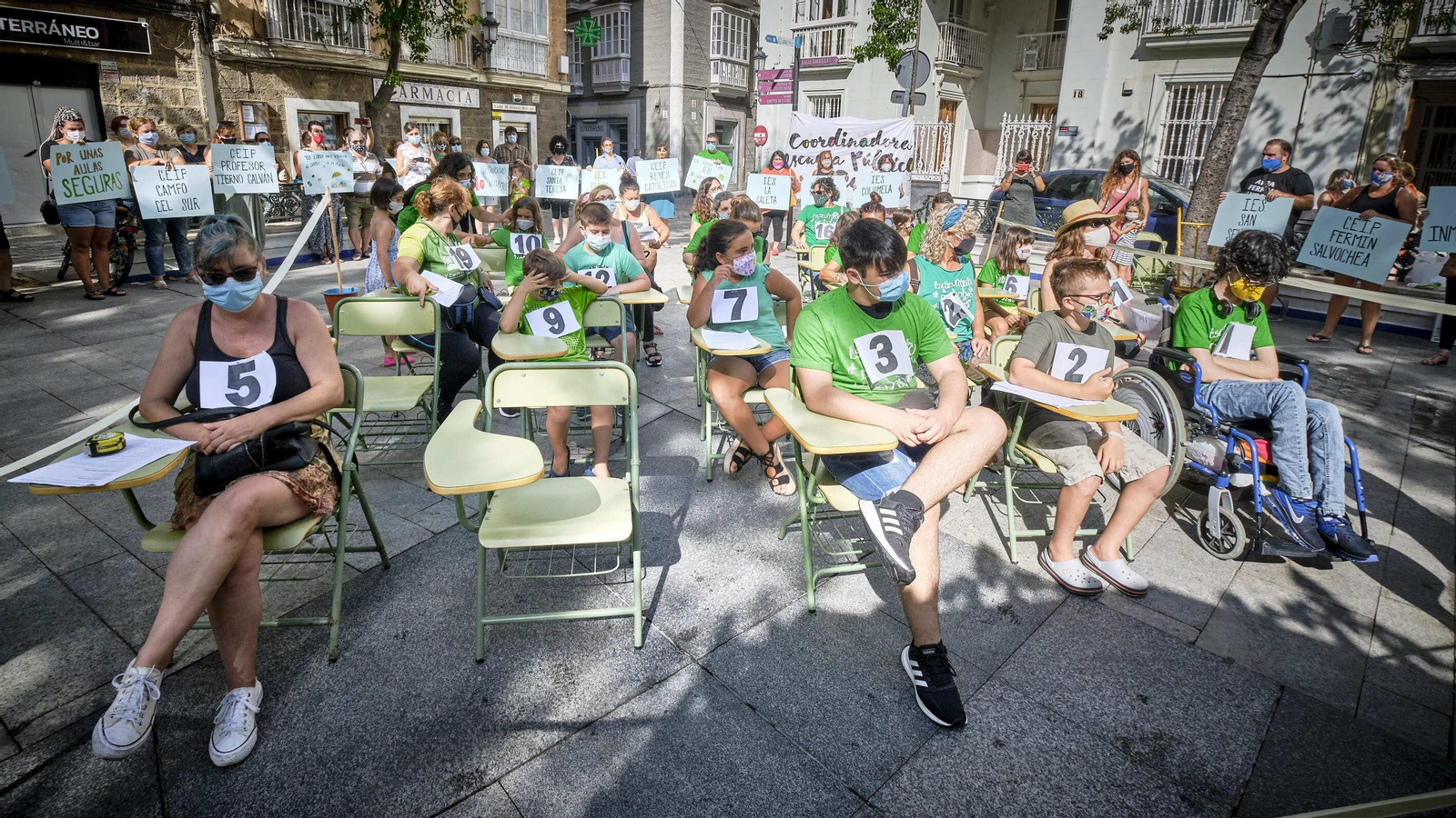 Aula escolar instalada en la plaza de Mina para intentar demostrar que si no se disminuye la ratio, no se cumple la distancia de seguridad entre los alumnos