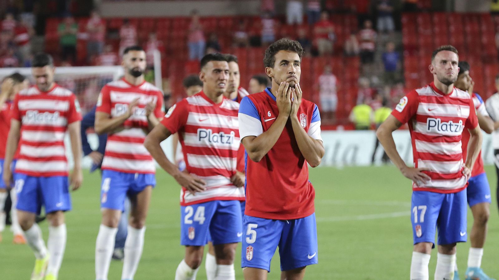 Los jugadores rojiblancos no pudieron lograr la permanencia ante el Espanyol.