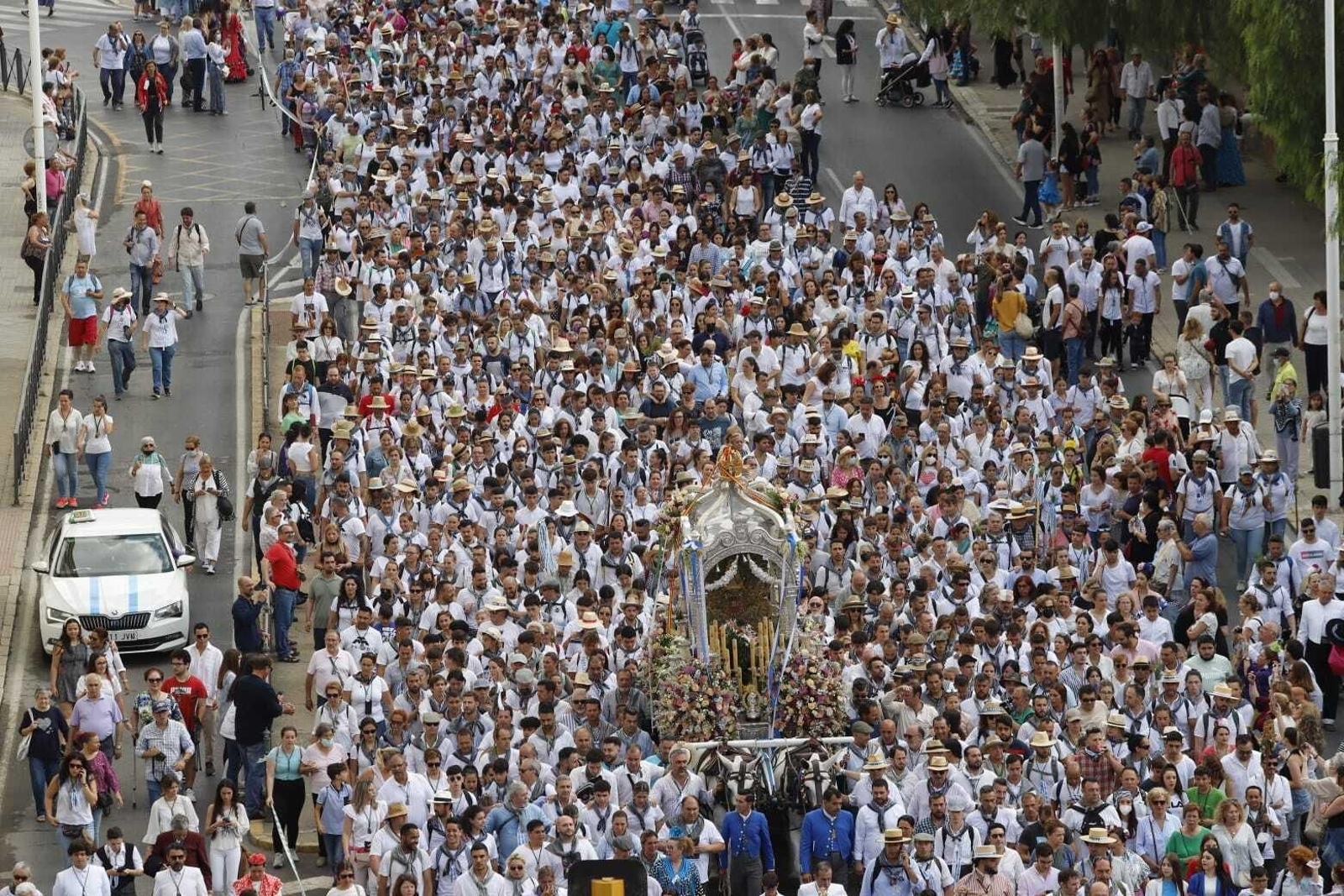 Las primeras imágenes de la Hermandad del Rocío de Huelva por las calles de la capital