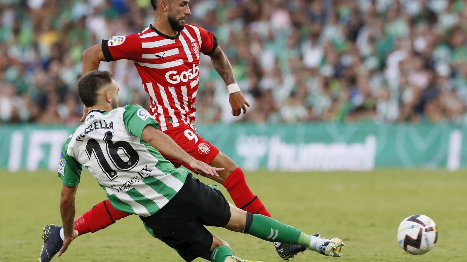 Pezzella intenta cortar el avance ante el delantero chileno del Girona Valentin Castellanos