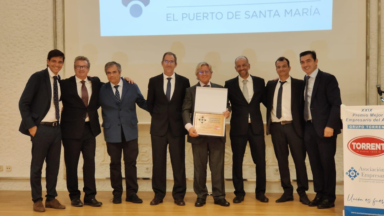 David Torrent y su equipo, con el premio de los empresarios.