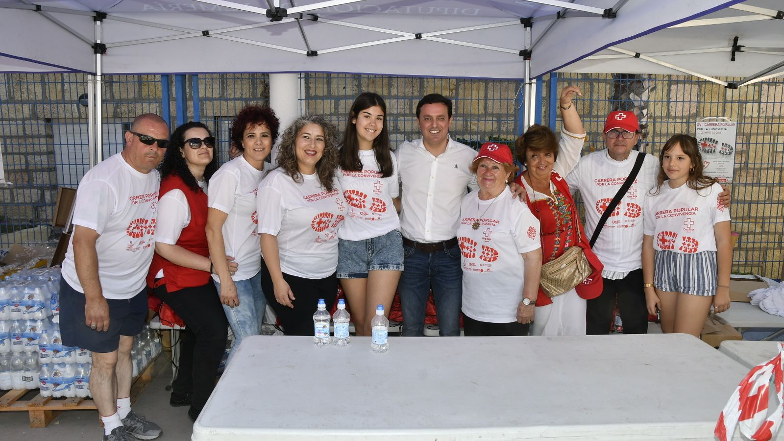 Javier A. García, presidente de la Diputación, junto a voluntarios de Cruz Roja