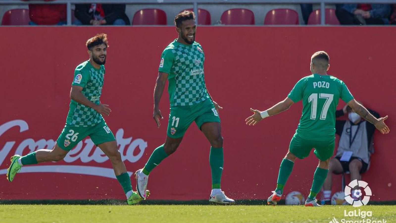 Dyego Sousa celebra uno de sus goles en la única victoria de los almerienses en sus visitas a Anduva.