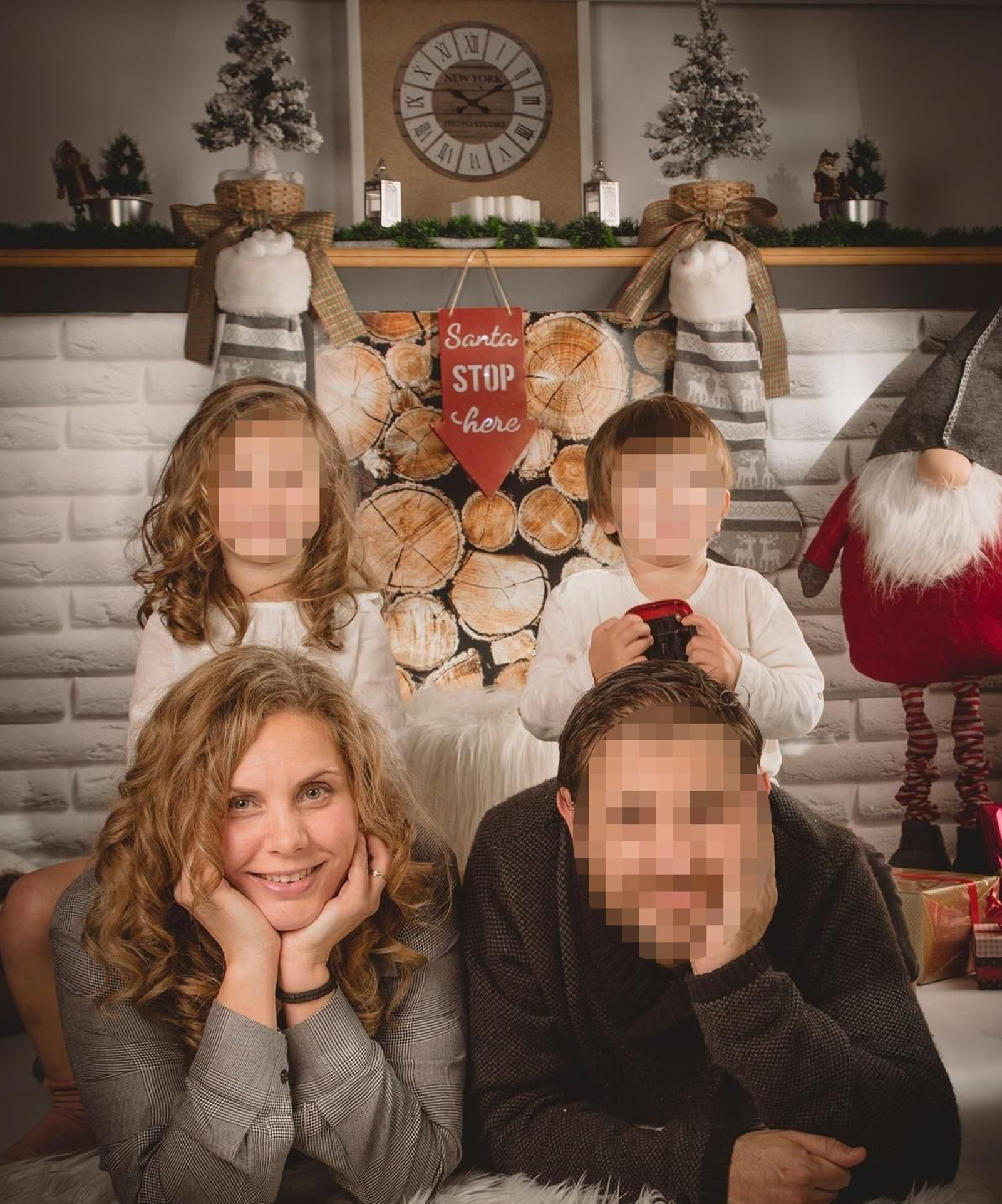 Yolanda posa junto a su marido y sus dos hijos. Yolanda posa junto a su marido y sus dos hijos.