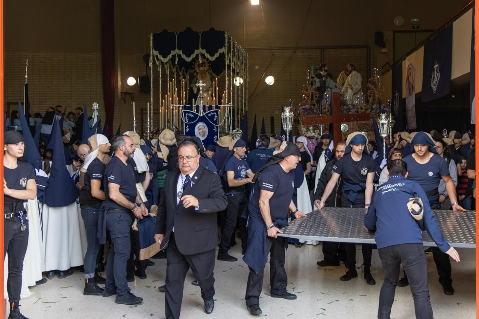 La temida lluvia impide el desarrollo normal de este Martes Santo