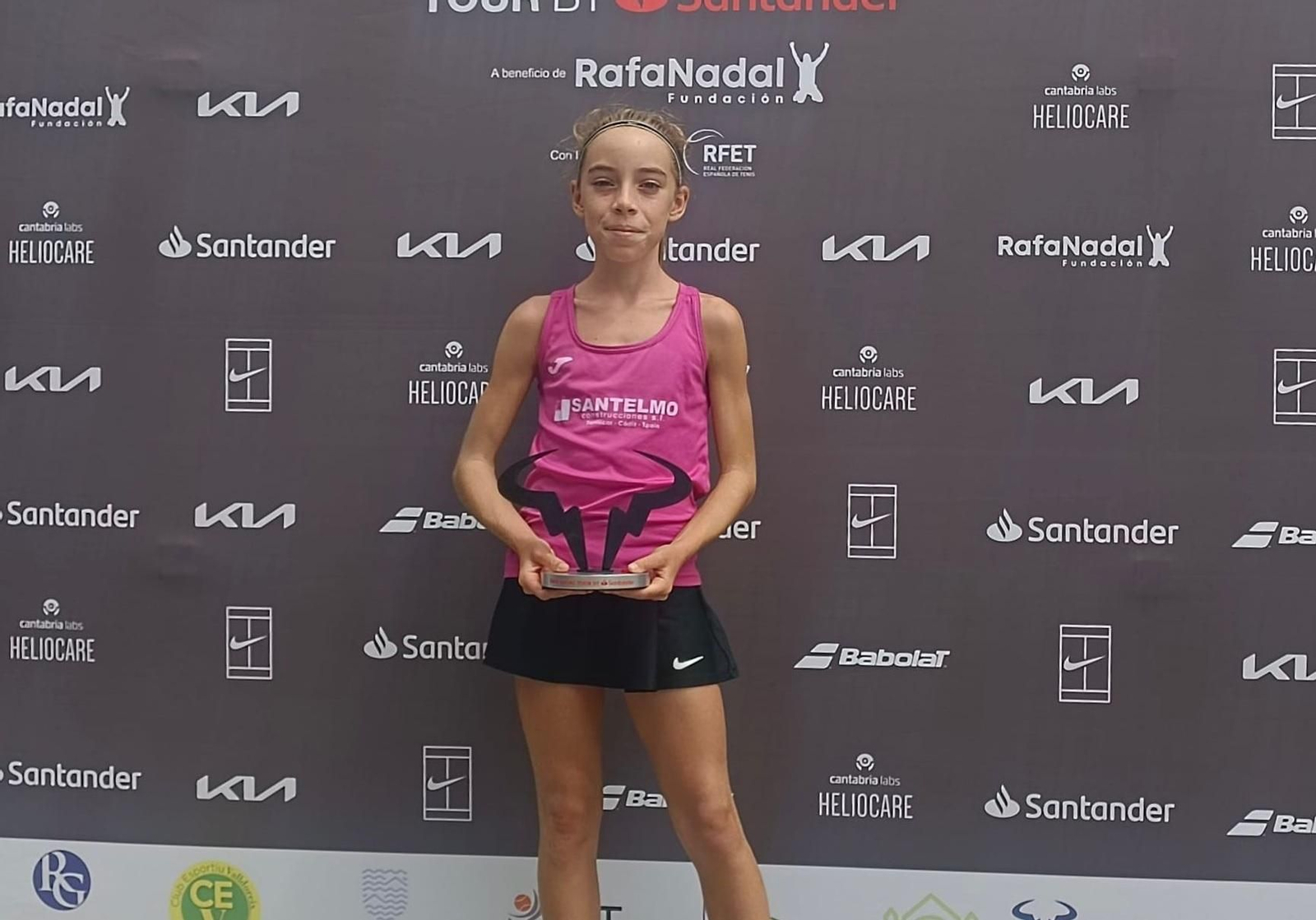 Paula Cuevas posa con el trofeo de subcampeona.
