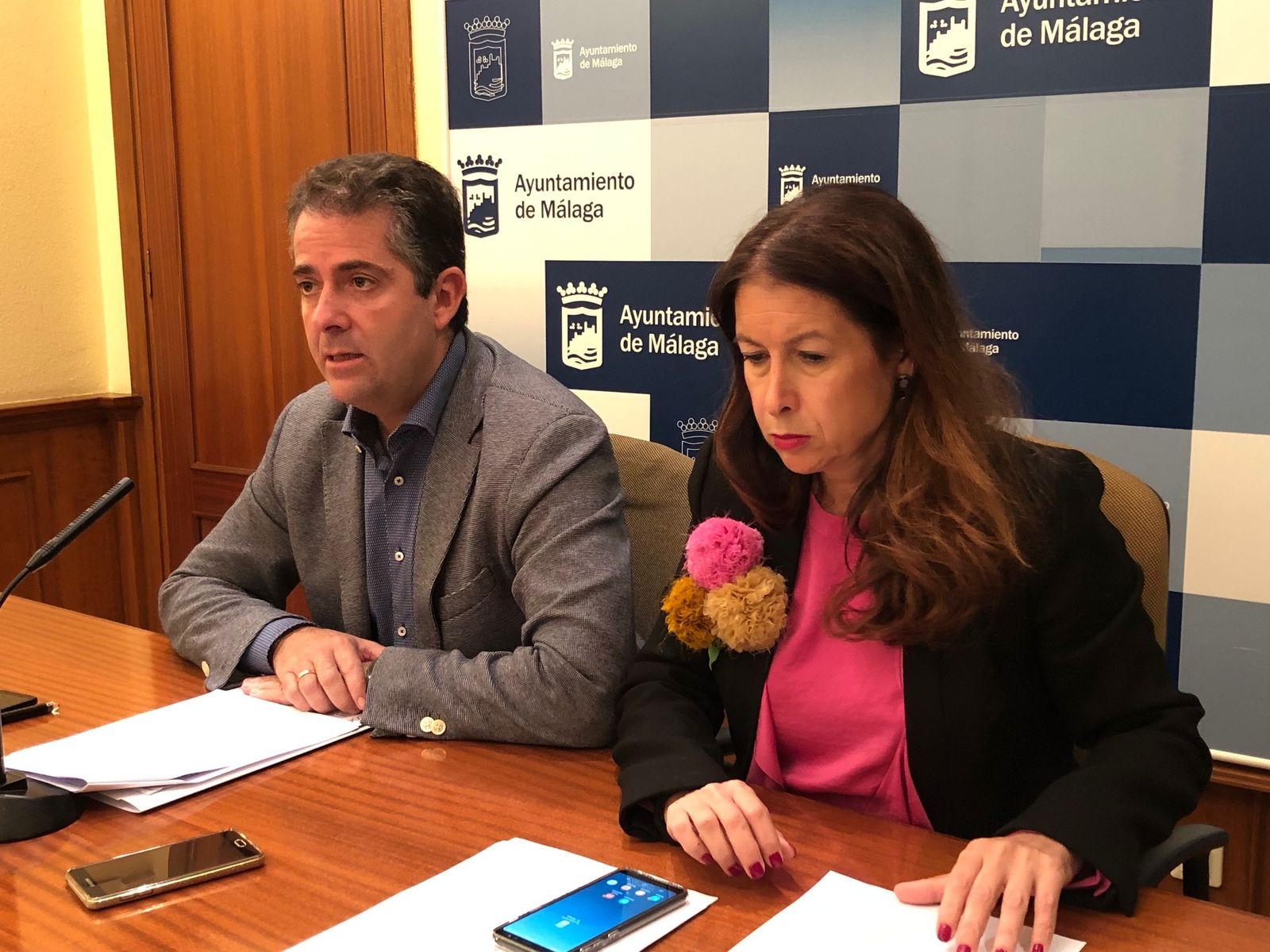 El portavoz del equipo de Gobierno, Carlos Conde, y la concejala de Cultura, Gemma del Corral