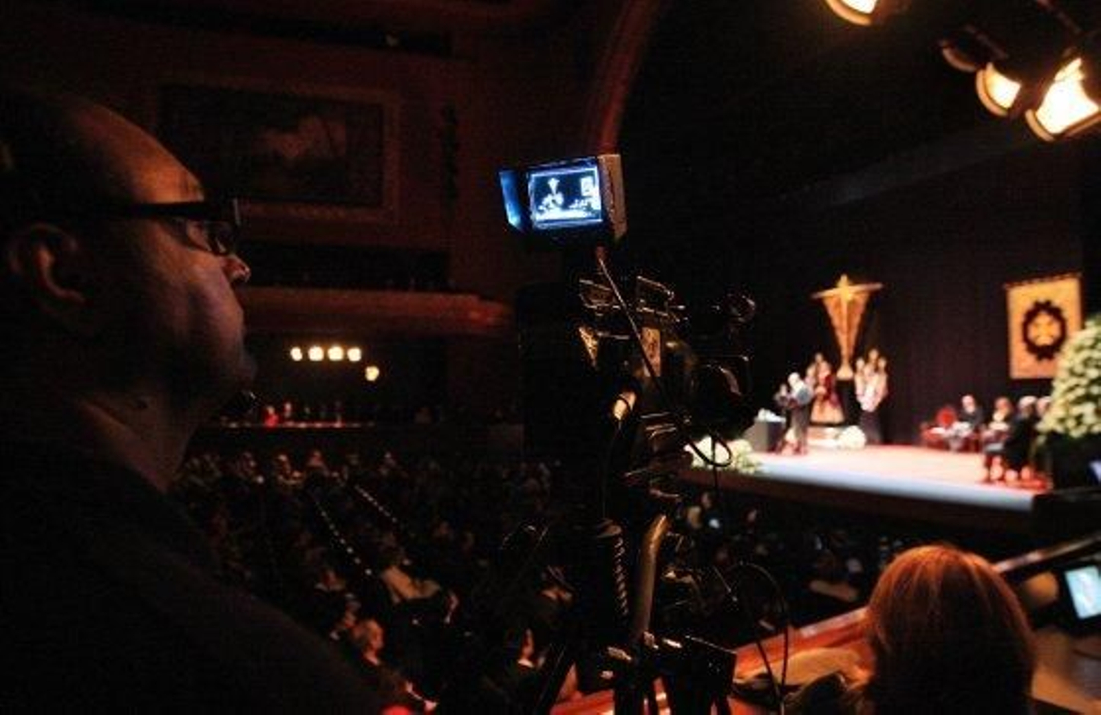 José Juan Gallardo ofreció un magnífico Pregón de Semana Santa en el Villamarta. Ampliamente aplaudido, el pregonero hizo de su condición flamenca uno de los ejes de la obra que declamó durante dos horas.

Foto: Vanesa Lobo