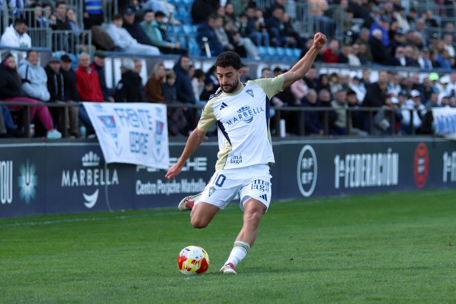 El mediocentro almeriense prepara la pierna para poner un centro en un encuentro de su etapa en el Marbella.