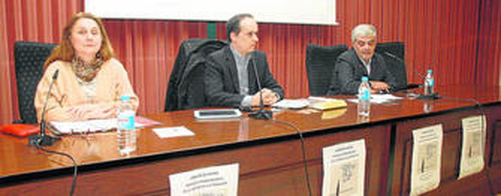 Los profesores Abdón Mateos y Marie-Christine Moreau junto a  Rafael Quirosa Cheyrouze del grupo de investigación Estudios del Tiempo Presente.