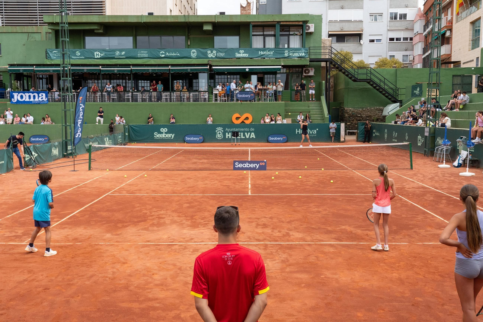 Imágenes del Clinic con Paula Badosa, Jessica Bouzas y los alumnos de la escuela del Real Club Recreativo de Tenis de Huelva  