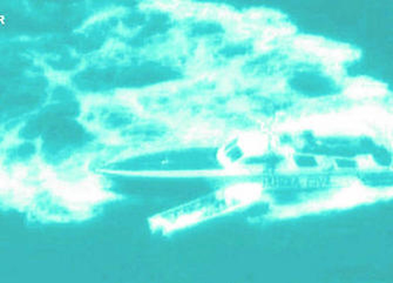 Una embarcación de la Guardia Civil intercepta un fueraborda.