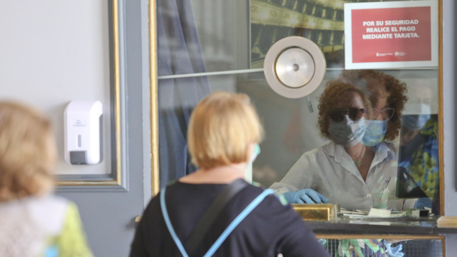 Las taquillas del Teatro Cervantes, abiertas para devoluciones.