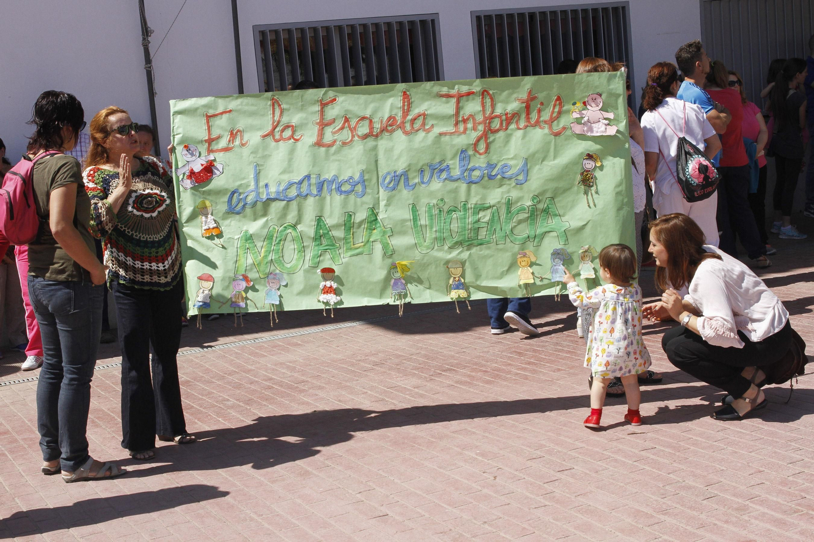Manifestación contra la violencia en el CEIP Reyes Católicos de Santa Fe.