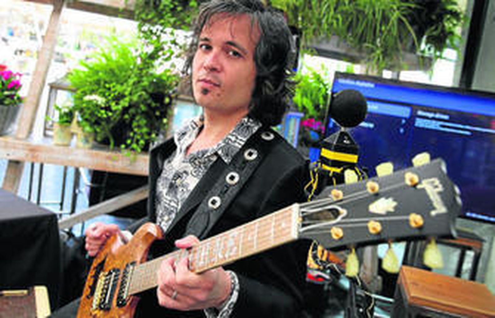 Diego García 'El Twangero' posa con la guitarra Gibson realizada con madera de las barricas de Osborne.