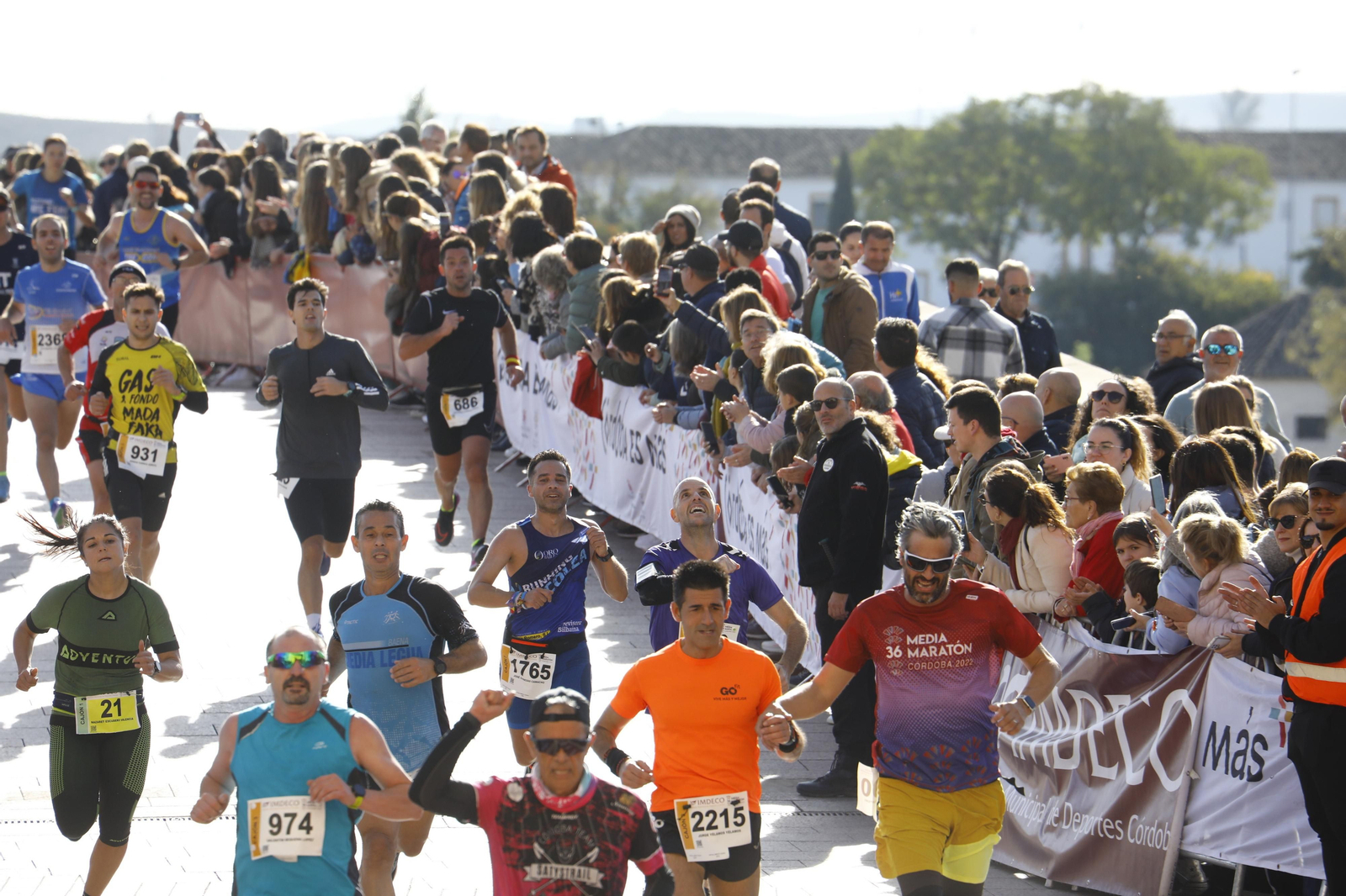La gloria de cruzar la Puerta del Puente: imágenes de la meta de la 36 Media Maratón de Córdoba