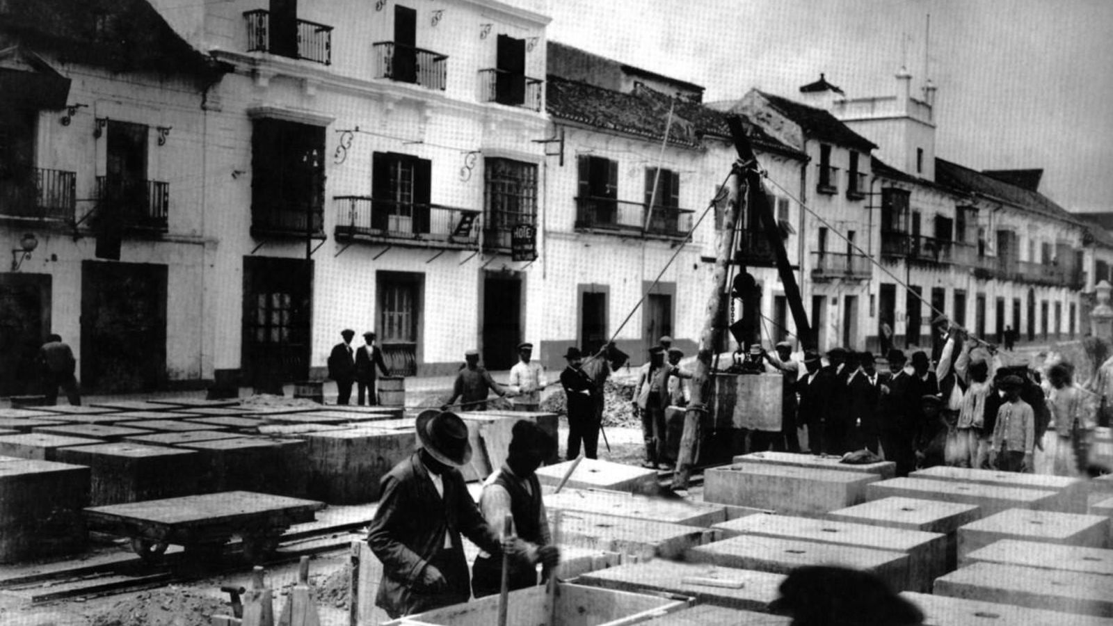 Fabricación de bloques para la obras del 1º Trozo del muelle de la Galera. Años 1914-15