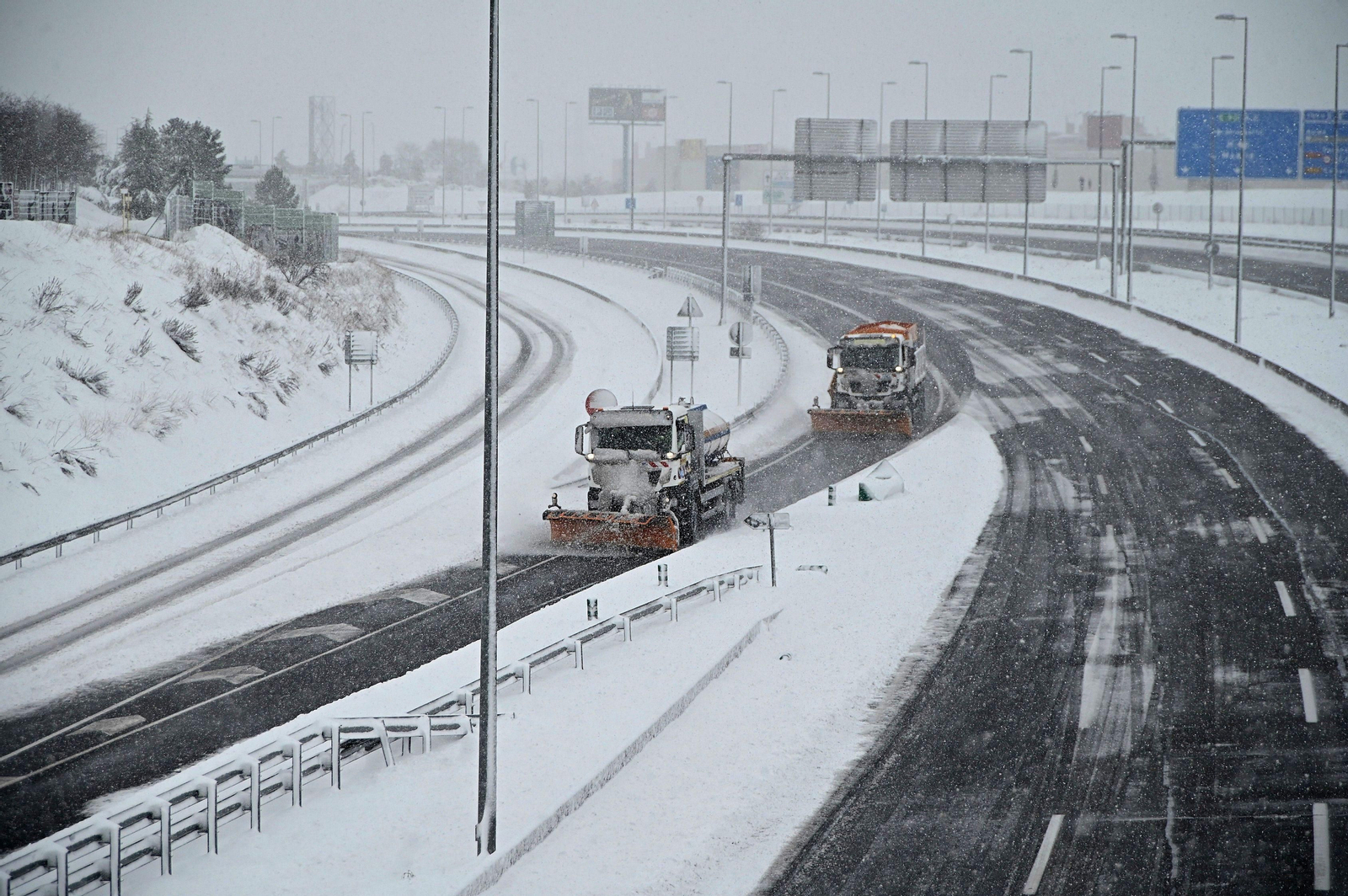 El segundo día del temporal 'Filomena' en imágenes: más nieve y caos