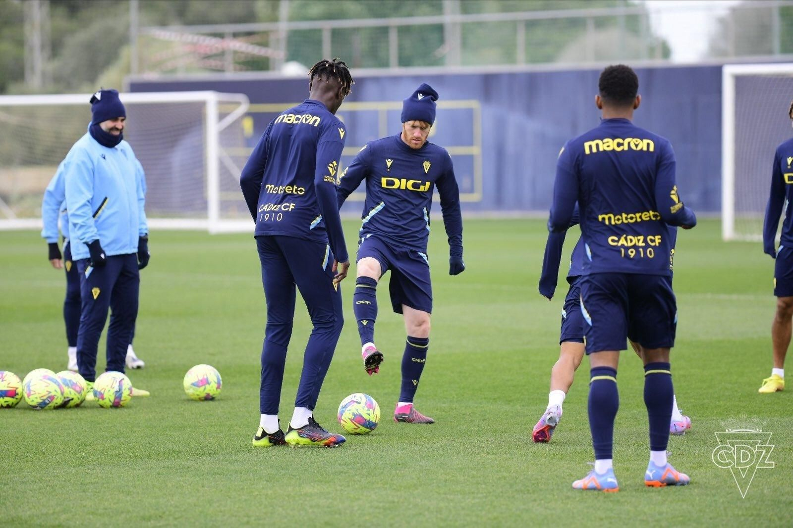 Un instante del entrenamiento del Cádiz desarrollado el viernes.