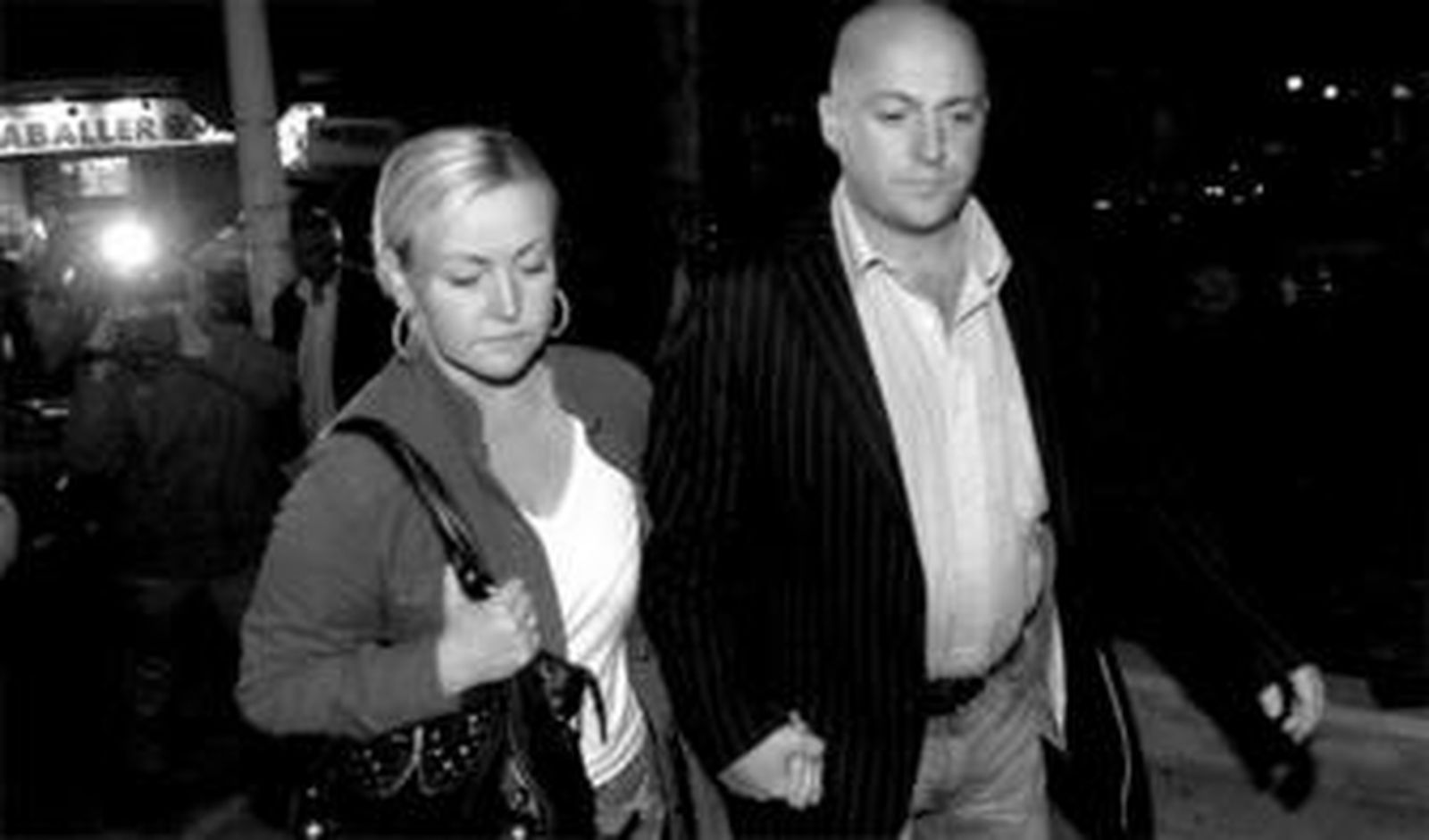 La madre y el padrastro de Amy, ayer, a la salida del cuartel.