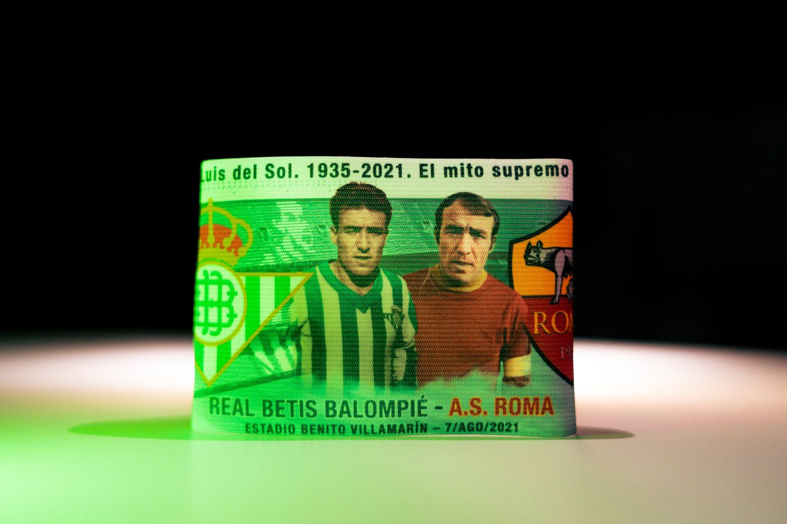 Detalle del brazalete especial dedicado a Luis del Sol.