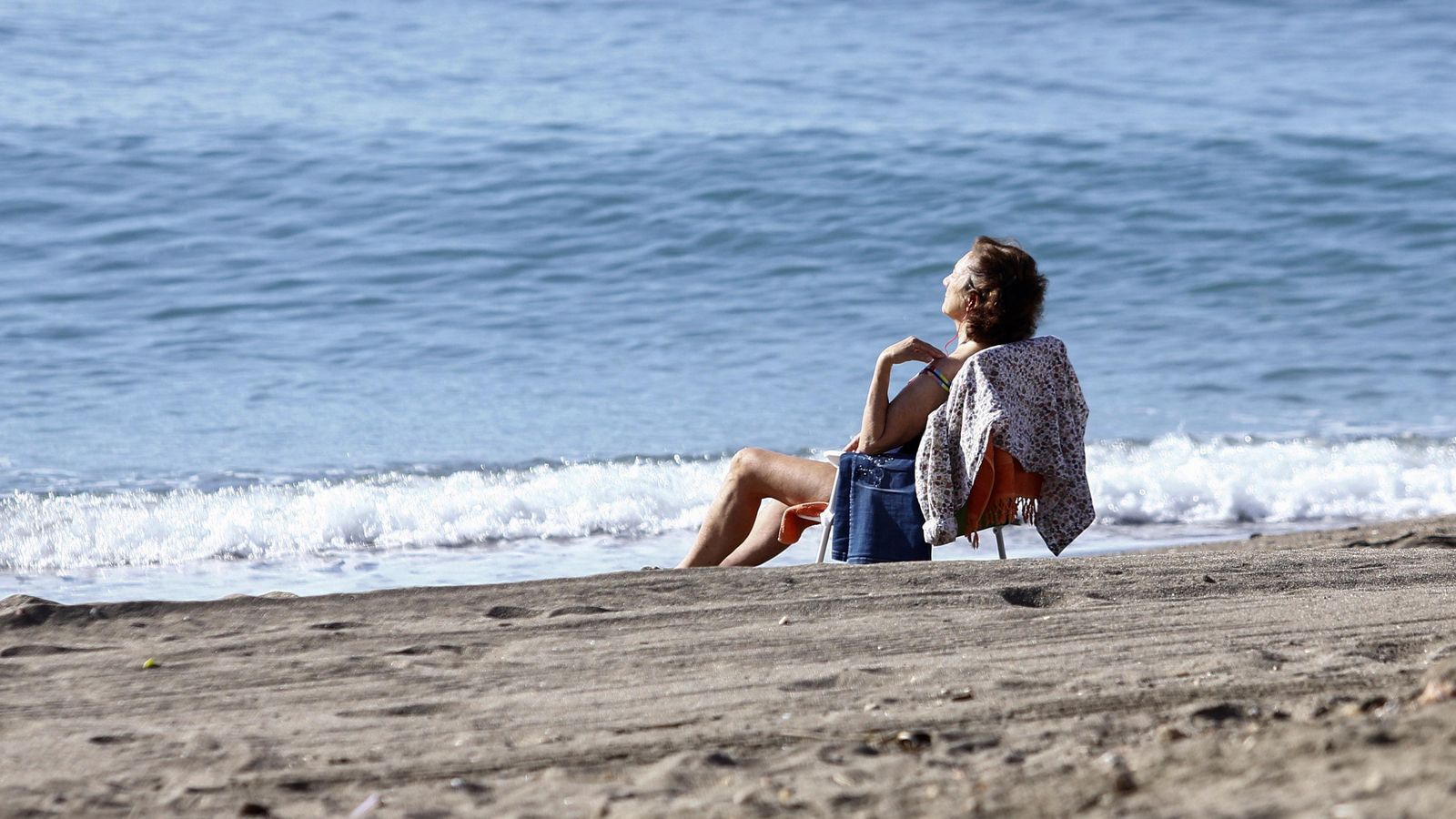 Una mujer tomando el sol.