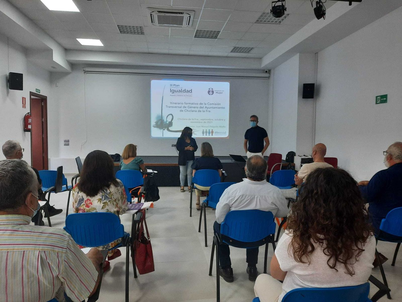 La delegada de Mujer, Susana Rivas, asiste a una de las sesiones formativas.