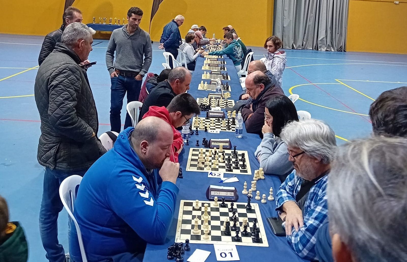 Participantes y jueces observan las diferentes partidas.