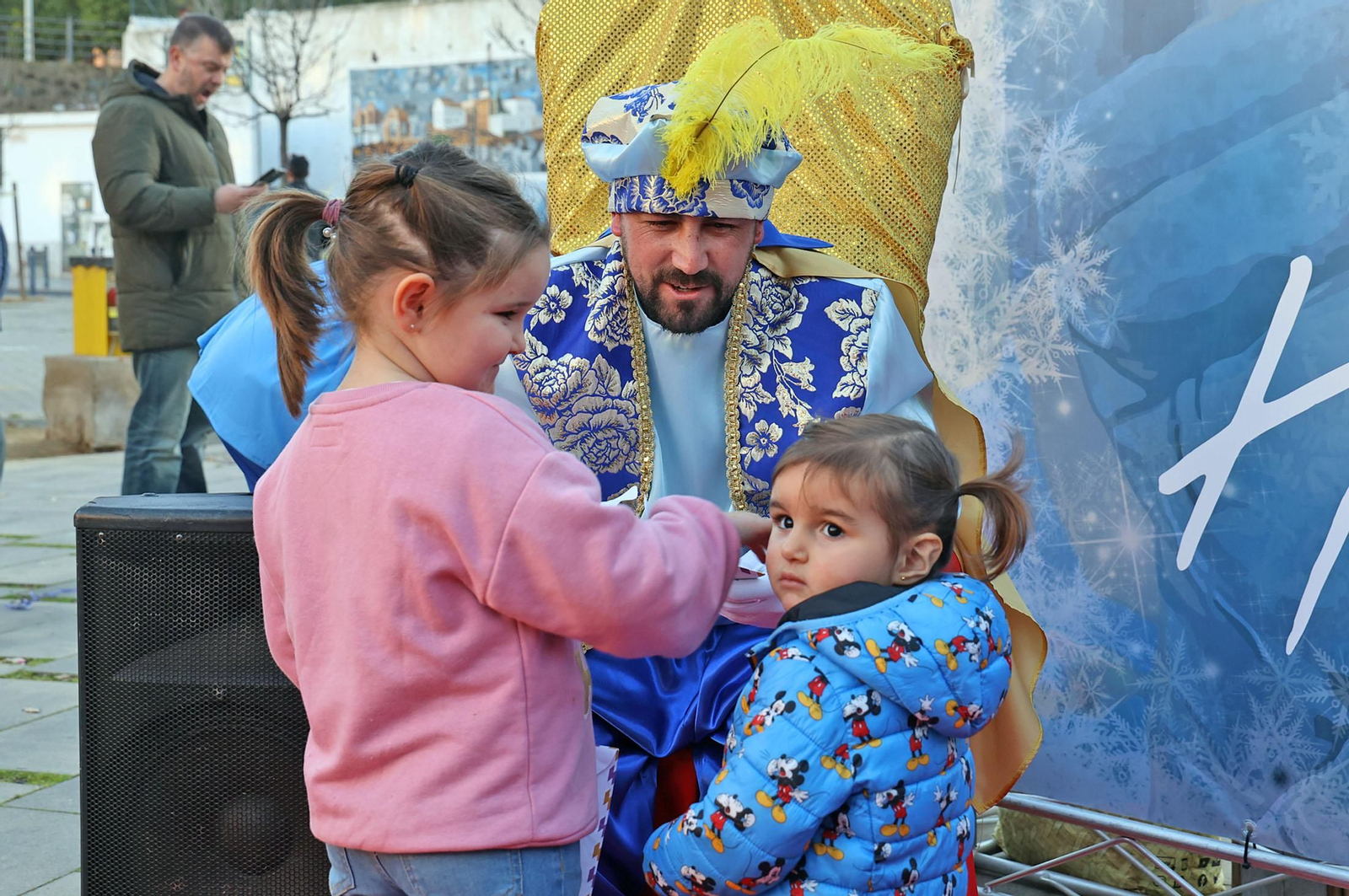 Imágenes del paje Real de SSMM los Reyes Magos recogiendo las cartas de los niños y niñas de Huelva en la plaza Houston
