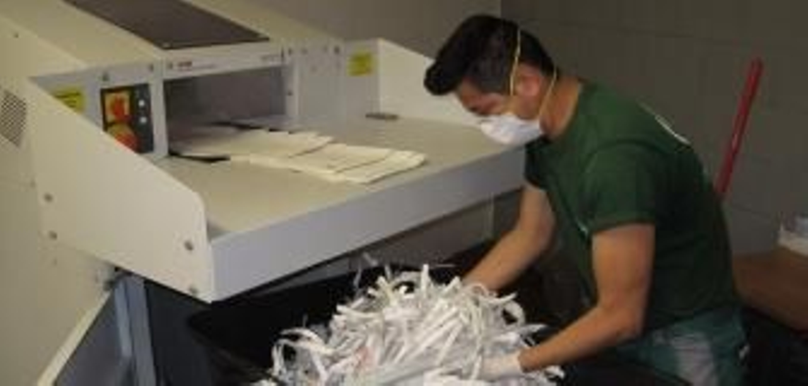 La Junta comienza en Almería la eliminación selectiva de documentos judiciales antiguos y sin valor para aligerar los archivos