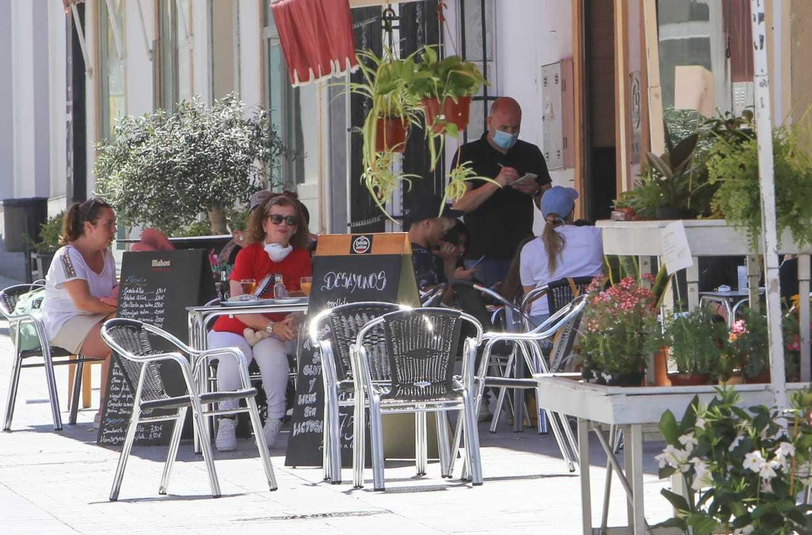 Clientes en la terraza de un bar del centro de Chiclana, en una imagen de archivo.