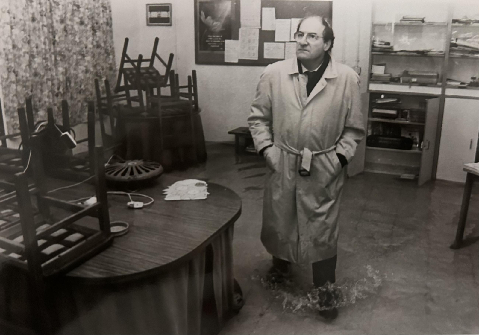Visita del alcalde, Pedro Rodríguez, a Marismas del Odiel y Barriada de la Navidad por las inundaciones de Huelva en 1996.
